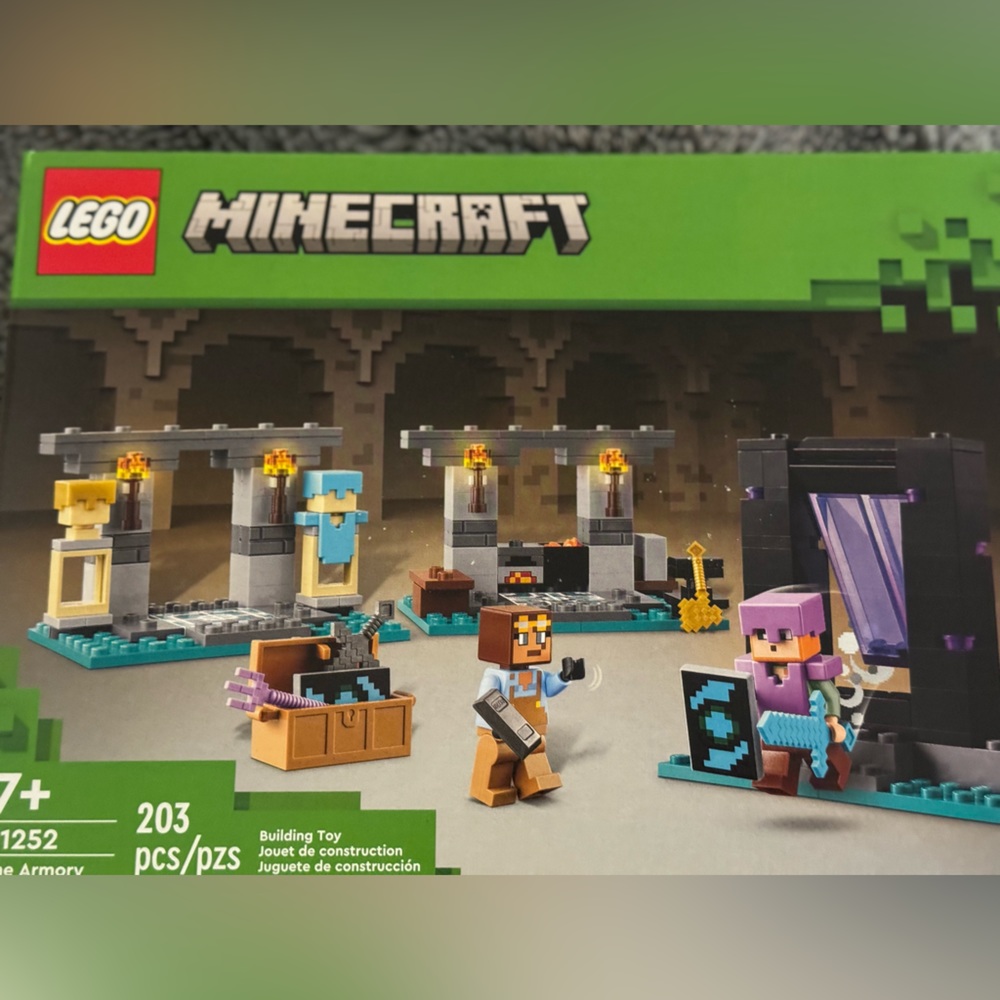 NEW-LEGO Minecraft The Armory Building Set